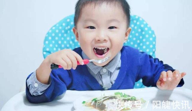 养老院|妈妈带孩子吃西餐,服务员看到餐具后说这个妈妈迟早得进养老院