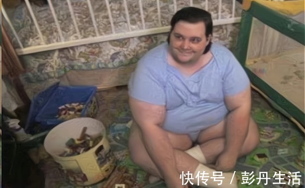 男孩|33岁“巨婴”男孩,每天吸奶嘴、睡婴儿床,自称是2岁婴儿