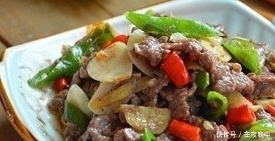 泡打粉|炒牛肉别再加淀粉了!大厨:多加一点它,牛肉爽滑入味,嫩极了!