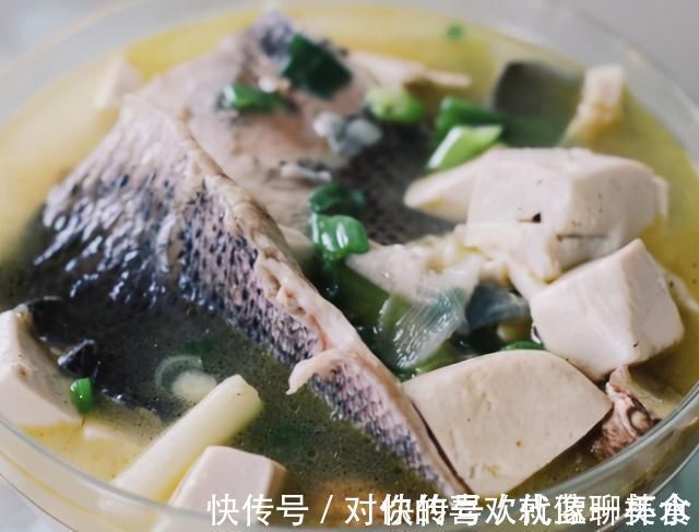 炖鱼汤时,记住“2放2不放”技巧,鱼汤奶白无腥味,鲜香十足