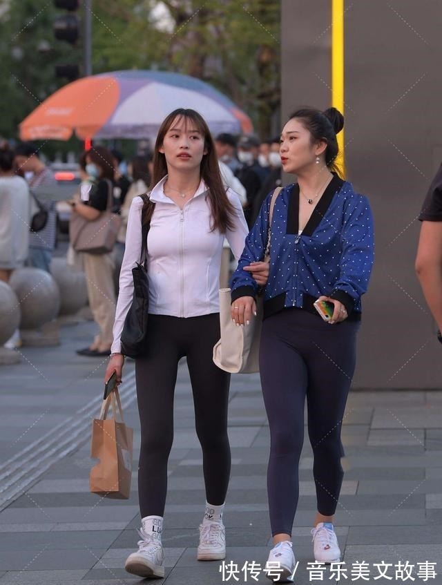 运动衫 白色修身运动衫搭配黑色运动裤,简单大气,运动风十足!