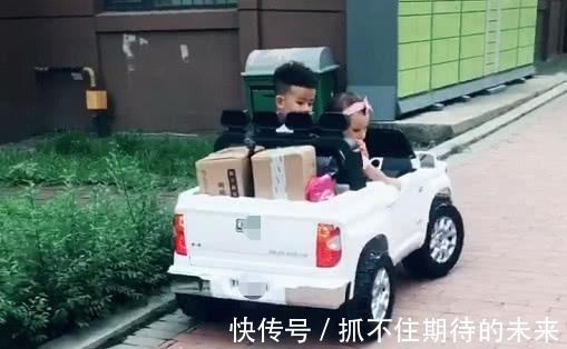 快递|霸道哥哥开“敞篷车”带妹妹取快递火了,主要副驾驶还有个“妞”