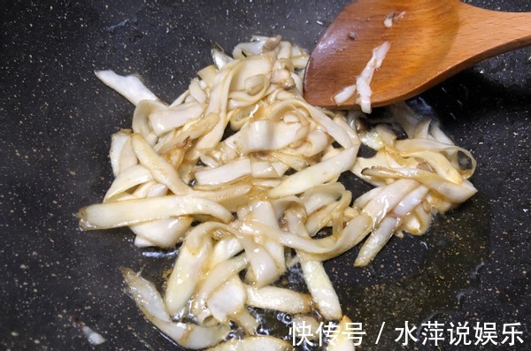 比肉好吃的素菜,3块钱一斤,每次买2根就能炒一盘,看着都解馋