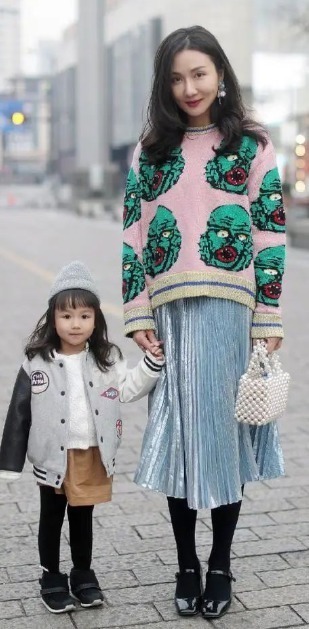 女人当妈后,别总用大衣配打底裤,学下面辣妈这样穿,减龄显气质