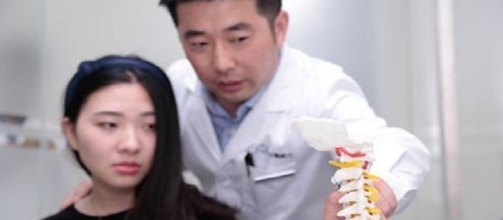 肩背|颈椎问题不容忽视,1个动作教你改变,颈椎不酸了,肩背不疼了