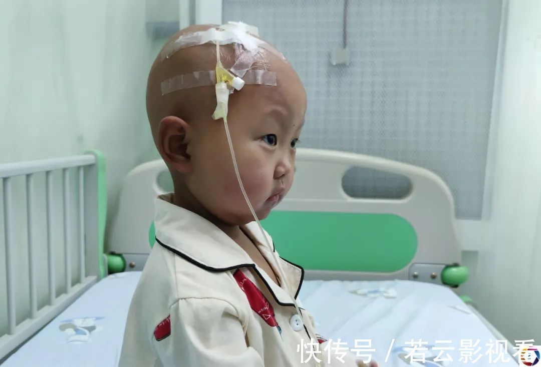 毛永琪|病房里,10岁哥哥暑假帮妈妈照顾患病的妹妹,看了让人心疼