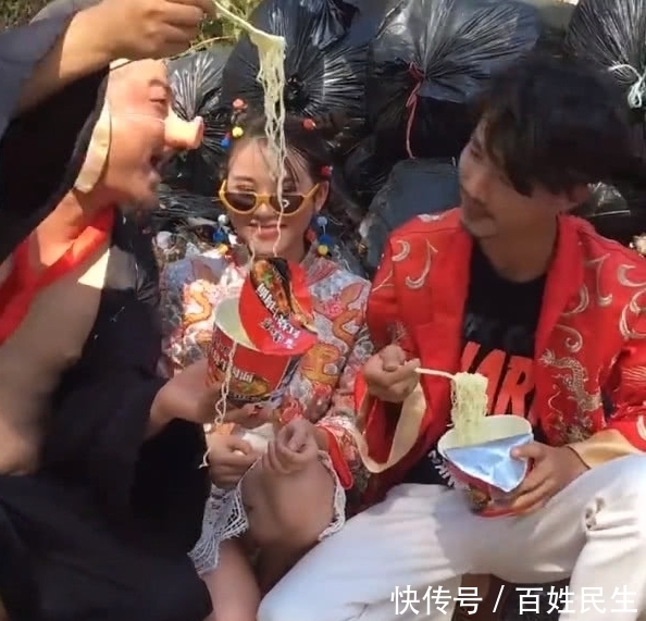 新郎|新人垃圾堆拍婚纱，猪八戒喂新娘泡面，新郎生无可恋的眼神亮了