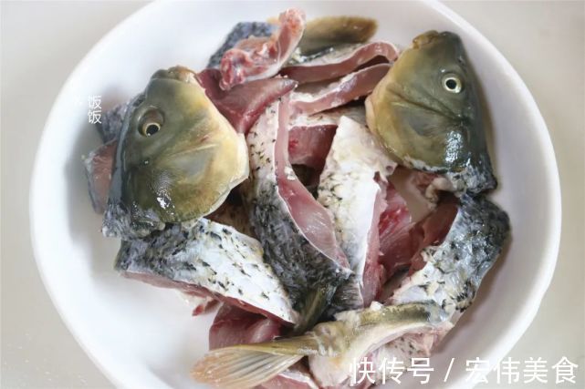 泡椒|我家吃鱼，最喜欢这懒人做法，三种食材一锅炖，出锅连汤也不剩