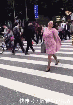 孩子|这是谁家的孩子?太会抢镜了!