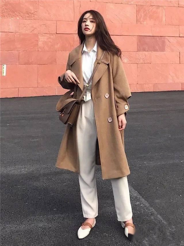 烂大街的“驼色”，怎么穿才时髦？记住露出内搭要点，才洋气高级