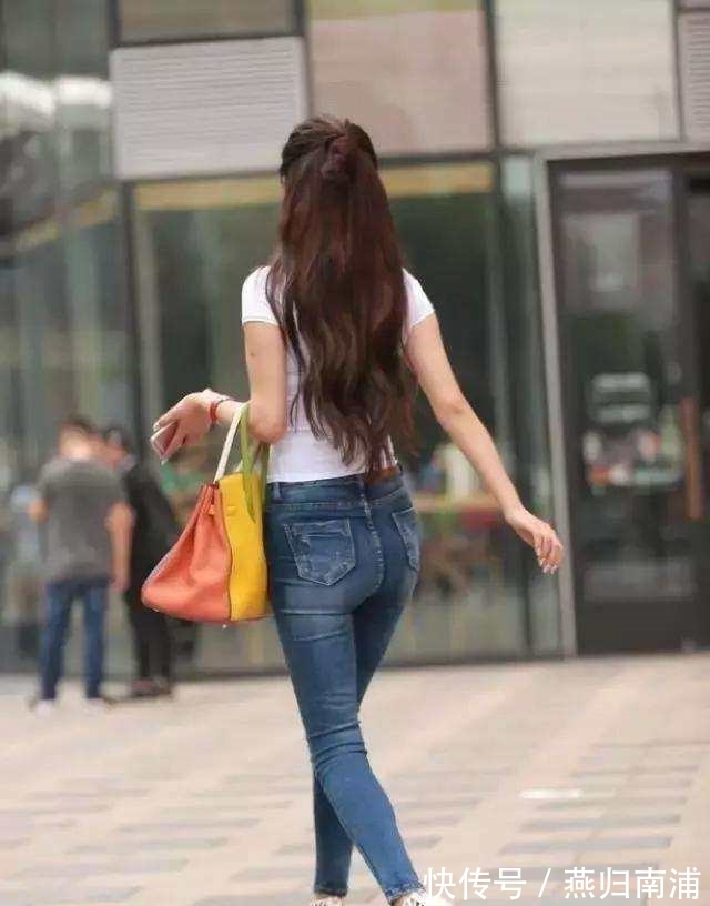牛仔裤|女神街拍:白色T恤搭配牛仔裤的小少妇,回头率真的好高