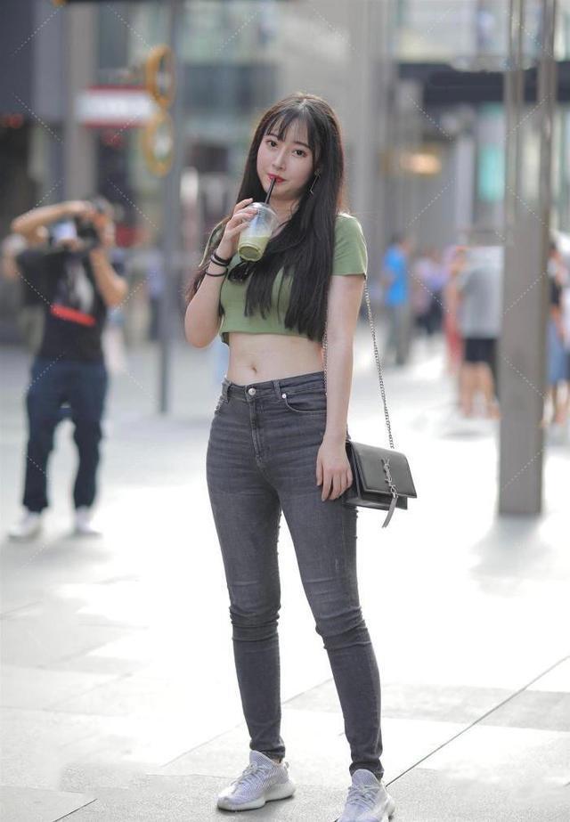 轻便时尚的绿色短T,搭高腰牛仔裤,极简风格的穿搭,美的很自然