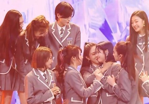 許佳琪獲得第3名時,其他人都將她圍了起來,誰注意虞書欣在干嘛