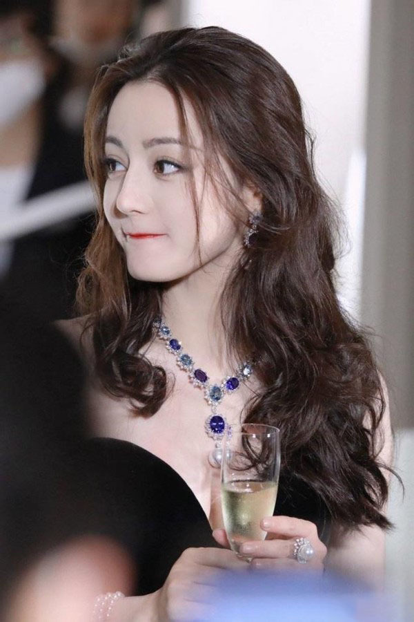 唇部 女生秋天涂口红时,要记住这3个习惯,好看显白又气质