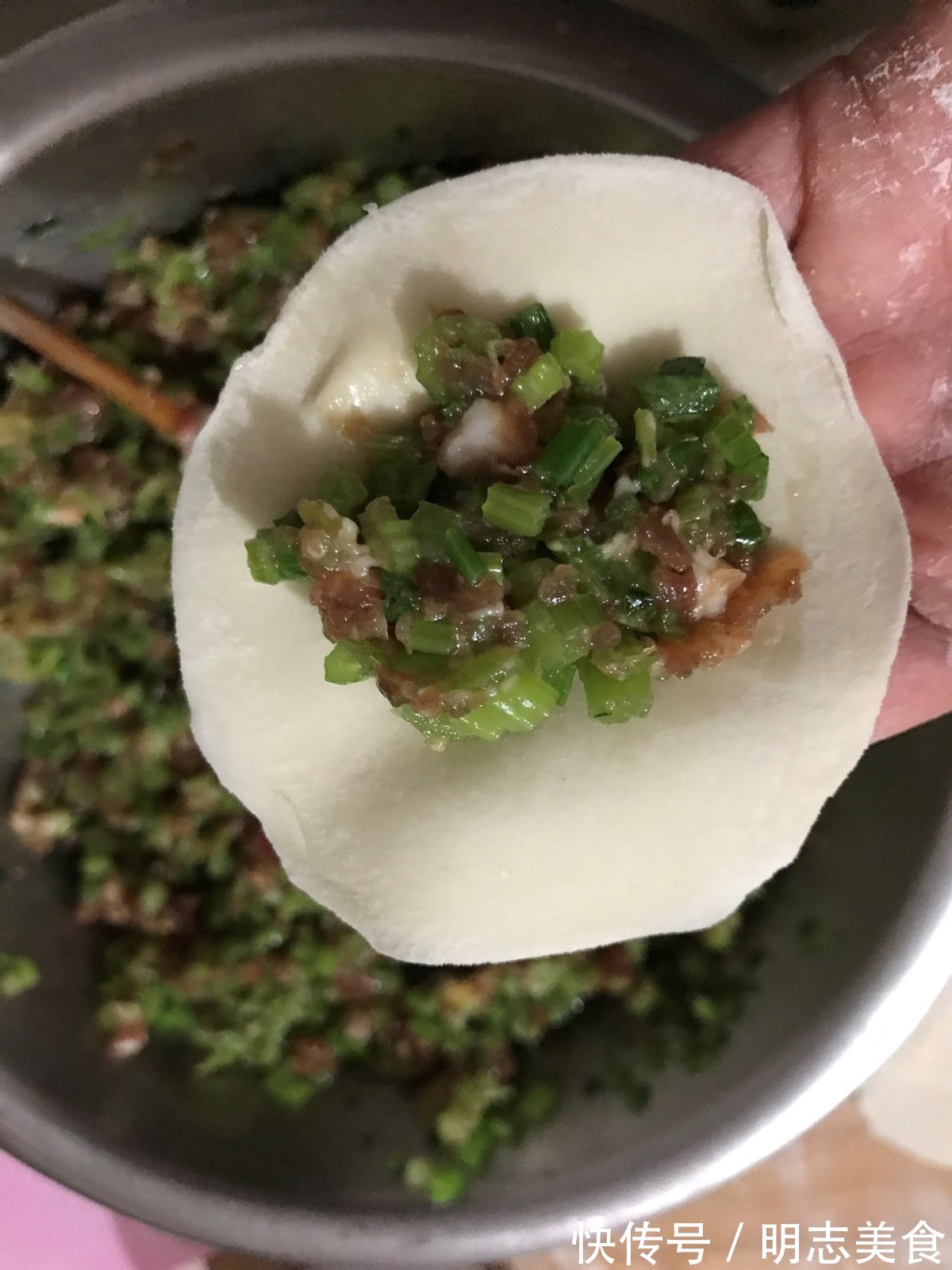 面皮|一咬嘎嘣脆的芹菜肉锅贴，个个酥脆鲜香，真解馋