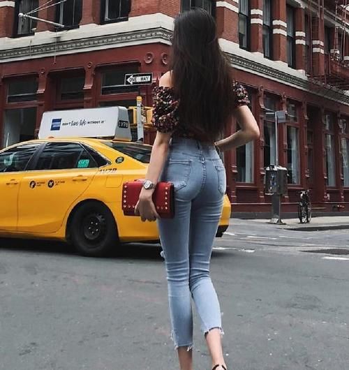 时尚|紧身牛仔裤小姐姐，身材独特美感，实在是太性感了！