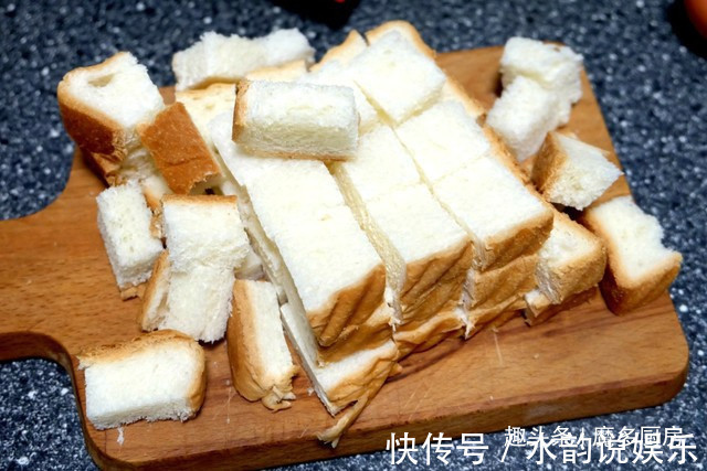 剩面包换个吃法,加两个鸡蛋半袋牛奶,变身美味甜品,孩子更喜欢
