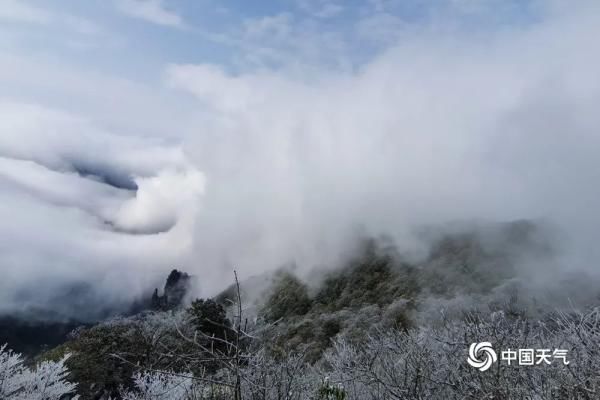 梵净山惊现瀑布云海奇观