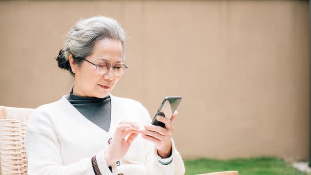 孩子|只有一个女儿的父母,晚年基本会迎来三种生活,网友:好现实