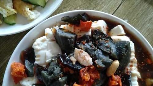 凉拌菜一直很受欢迎，皮蛋拌豆腐就不仅是凉拌菜，而且十分开胃