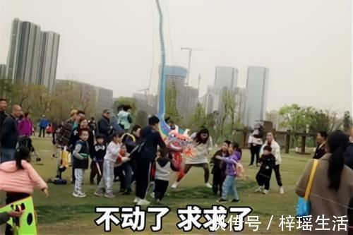 孩子|熊孩子公园扯坏获奖风筝,大爷哭腔哀求,熊家长却炫耀孩子蹦得高