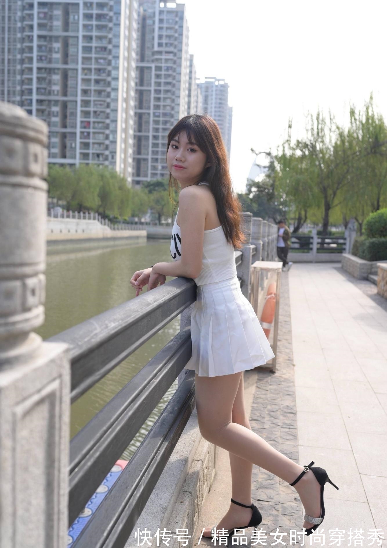 高跟 百褶裙小背心配上一双高跟凉鞋,清凉有型,时尚动人