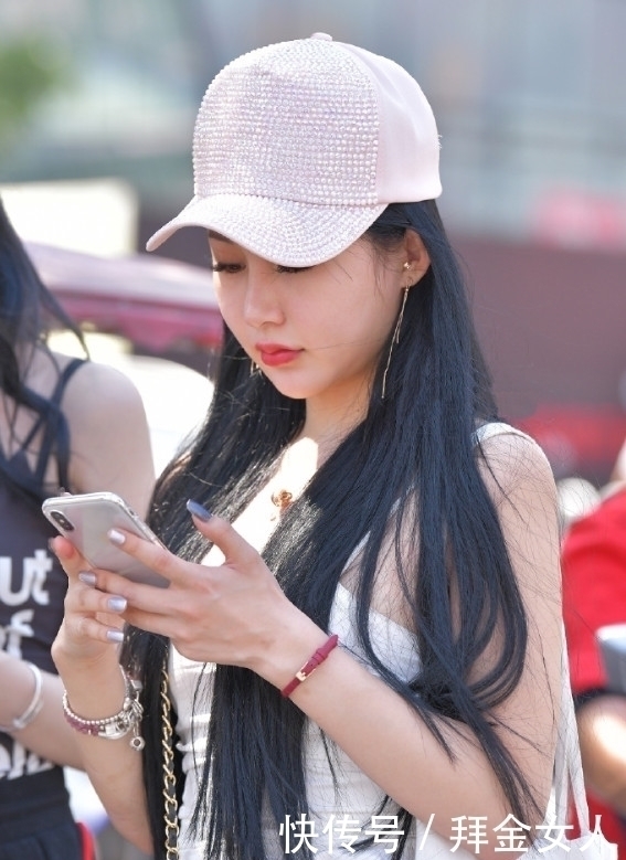 小姐姐|街拍:极品女神长发及腰,紧身衣加小短裤真的美,凸显好身材!