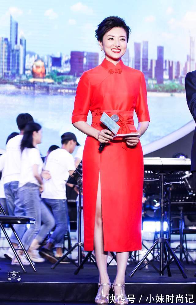 贵气|周涛果然气质不凡,大红色旗袍优雅贵气,却被香槟色凉鞋拉低品味