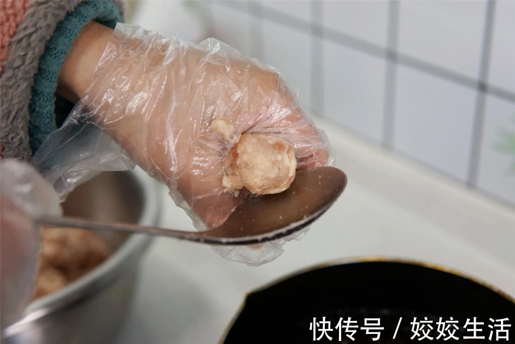 炸肉丸子时，切记“2用2不用”，丸子酥香松软，久放也不变硬