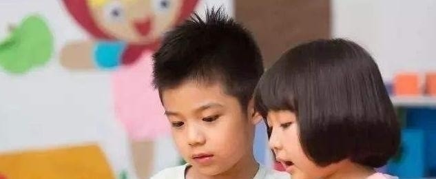 大床|4岁儿子独享2米大床,却总说“睡着挤”,宝妈看完监控后泪目