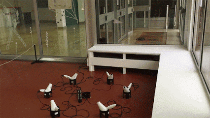 |搞笑GIF: 下次记得关门 要是突然有人进来那就尴尬了