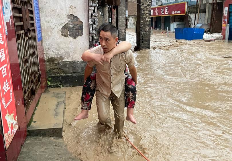 庙坝镇|泥浆满身背着群众转移的副镇长 洪水中救下群众后险被山洪冲走