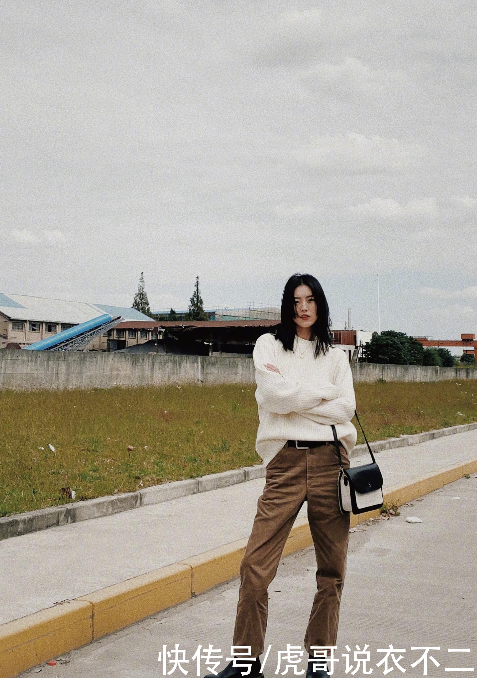 超模刘雯身材条件“太优越”，身穿基础款黑色西装，气场好强大