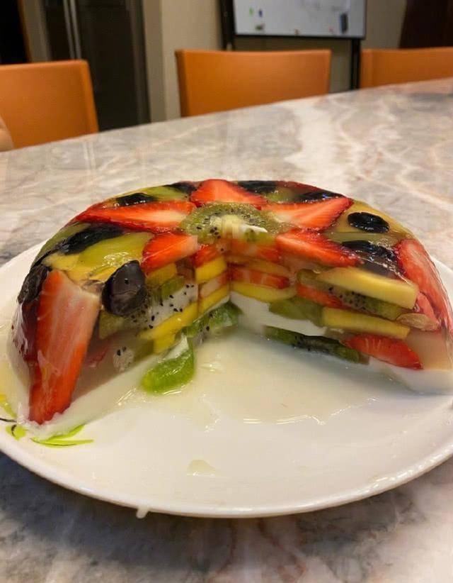 杨子|黄圣依在家亲身为孩子做果冻,儿子馋出可爱表情包,豪宅别墅一角曝光