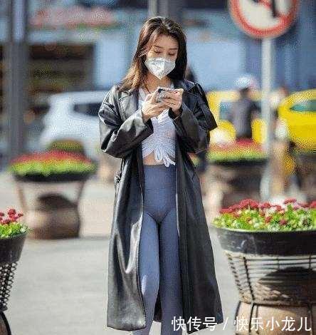 aj 白色长款白色打底裤搭配蓝色上衣,自带慵懒气质,打造柔美感