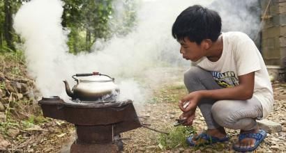 男孩|男孩饭店里提“4个垃圾桶”,以为顾客会嫌弃,不料露出羡慕目光