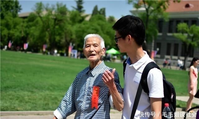 母校|清华106周年校庆, 一90岁老人带孙子重返母校, 勉励其投身科学事业