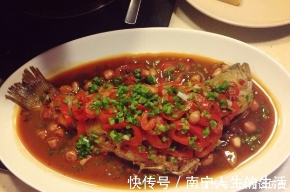 去鱼鳞别再用菜刀！大厨教你，加一些它，鱼鳞自己往下掉，好用！