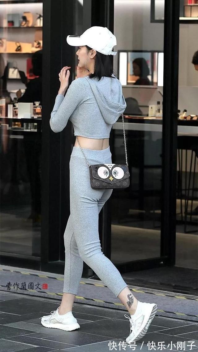 分割线 优雅清爽的打底裤穿搭更有立体感,秀出阳光的气质,帅气随性