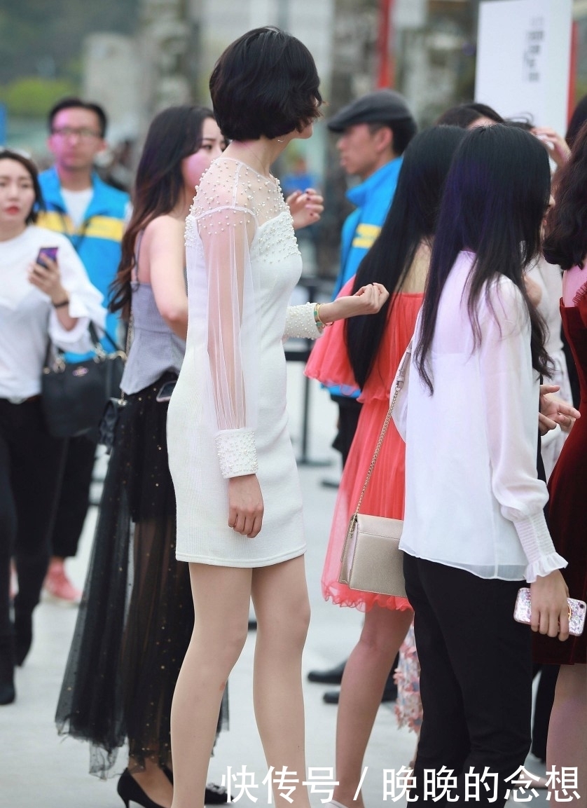 时尚|街拍:身材高挑的短发美女,展现女人的时尚与靓丽!