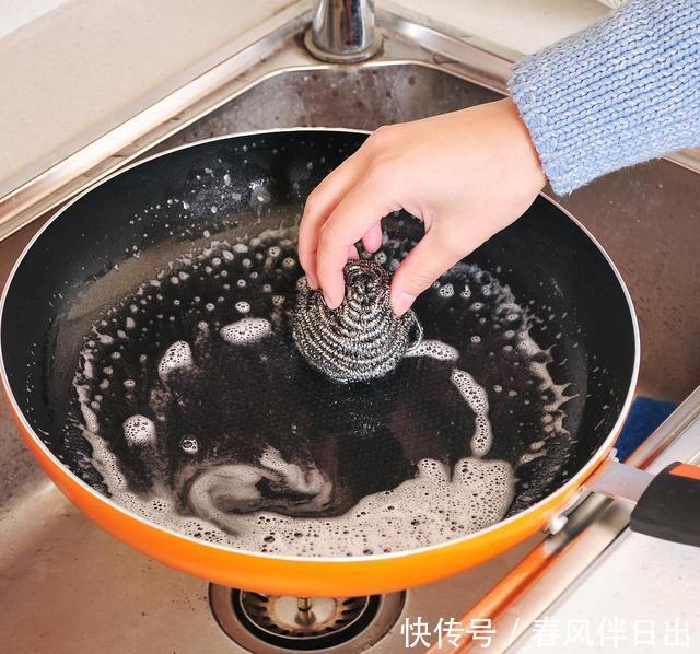 我家刷锅从来不用钢丝球,用这五种工具,干净、轻松还不伤手