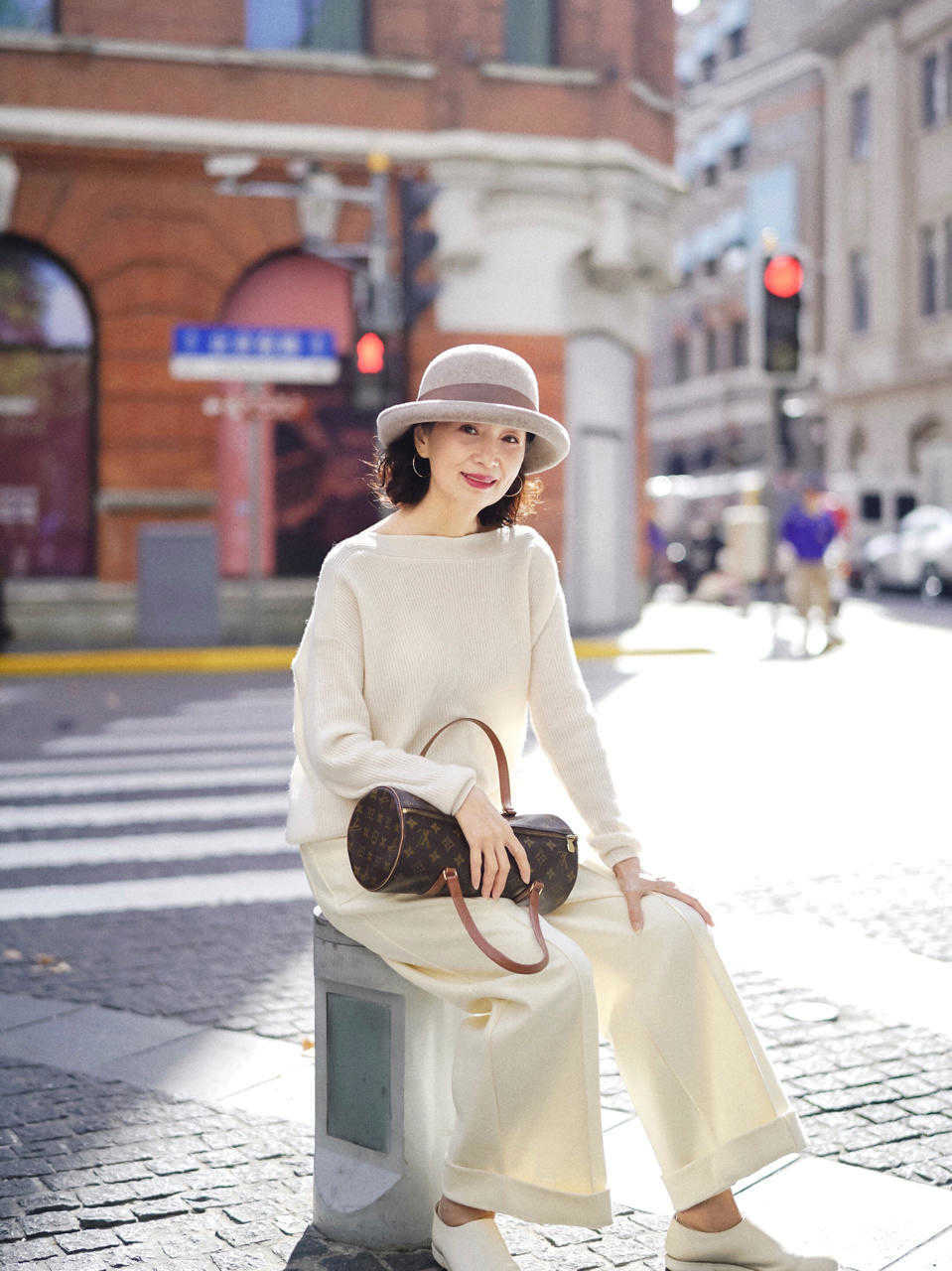 穿搭|50+女人不要选择大衣配长靴子,太土了?学博主这样穿,优雅精致