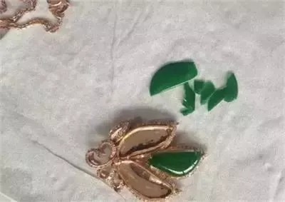 剂液&为了一只蚊子,五万元的满绿翡翠戒指就这样没了