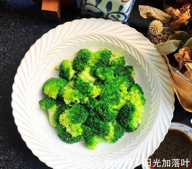 低脂|白灼西兰花,简单快手,低脂健康!
