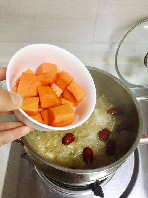 木瓜银耳莲子汤，美白养颜又滋补，是女性的福音