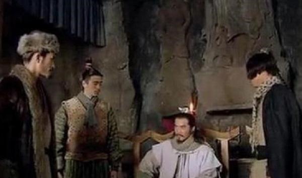 火并王伦时,王伦的手下都在场,为何没有一个站出来阻止