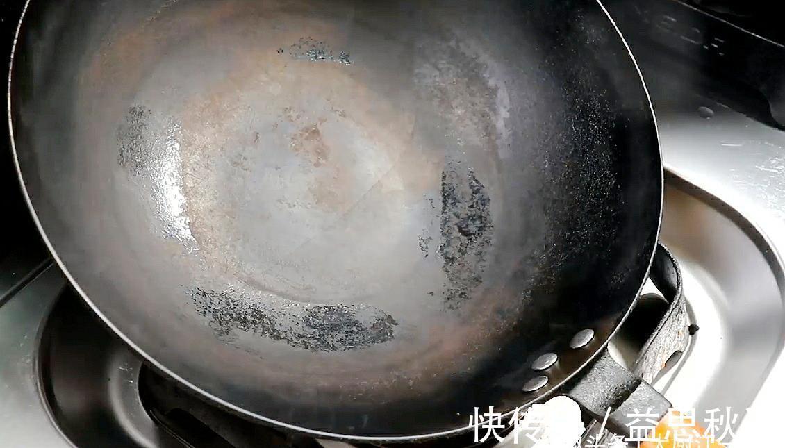 家里铁锅用久了,油污洗不掉?大厨教你一招,铁锅油污轻松去除
