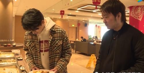 宋亚轩广电食堂吃自助餐，吃肉怕浪费，拿了两个大馒头：山东人最爱