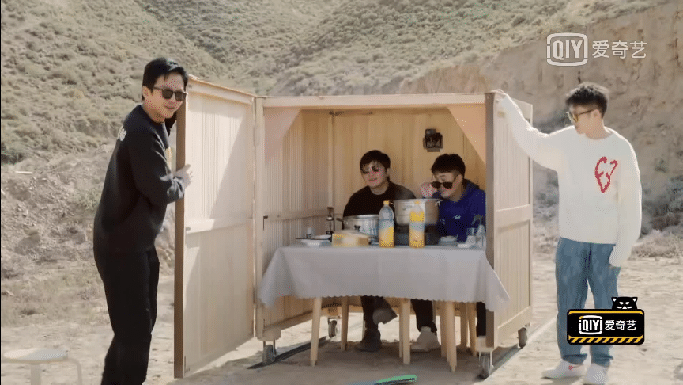 陈赫、郭京飞吃蒸海鲜超享受!下一秒却被“打包”带走?