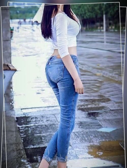 性感 紧身的牛仔裤给你不同的体验,让人更具年轻感,上身轻松打造性感